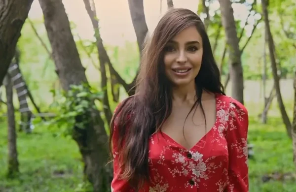 Leyla Əliyeva Nüsrət Kəsəmənlinin məşhur şeirini oxudu - Video