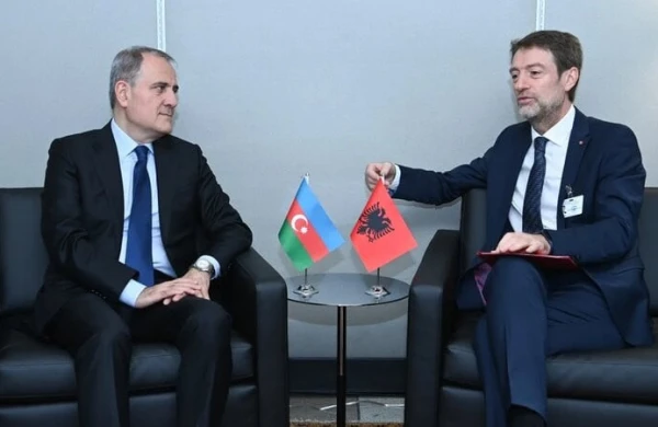 Ceyhun Bayramov albaniyalı həmkarı ilə görüşdü
