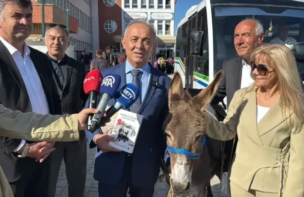 Eşşəklə kitab payladı