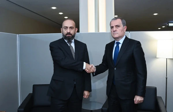 Bayramov və Mirzoyan iki ölkə arasında nəqliyyat infrastrukturunun açılmasını müzakirə edib