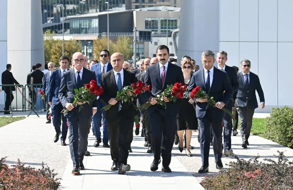 Elm və Təhsil Nazirliyinin rəhbərliyi və kollektivi Zəfər parkını ziyarət edib&nbsp;