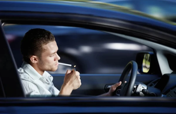 Sükan arxasında siqaret çəkməyin cəzası varmı? – Hüquqşünasdan AÇIQLAMA  