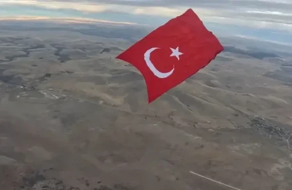 Türk əsgərləri 3000 kvadrat metrlik yüksəklikdə&nbsp; Türkiyə bayrağını açdılar
