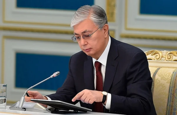 Tokayev Böyük Britaniyanın baş nazirini Qazaxıstana səfərə dəvət edib