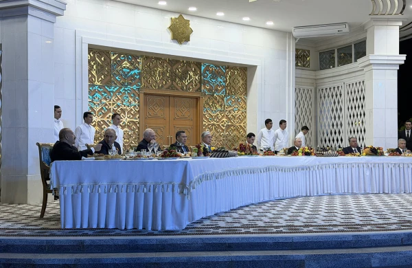 Prezident Türkmənistanda Paşinyanla söhbətləşdi - Foto