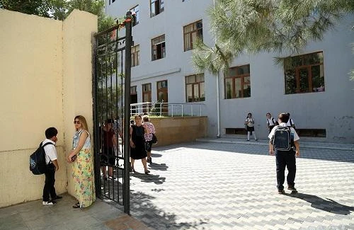 Şirvanda direktor dərsi kabinetində keçir?