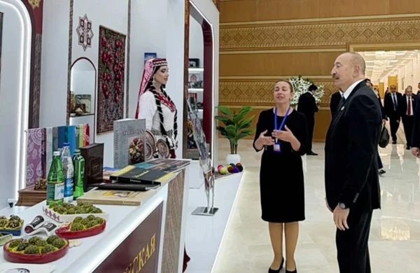 İlham Əliyev "Avaza" Kompleksində iştirakçı ölkələrin milli stendləri ilə tanış olub 