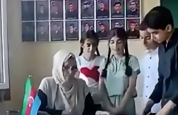 Hicablı müəllim dərs zamanı şagirdlərə nə dinlətdirib?  —  VİDEO