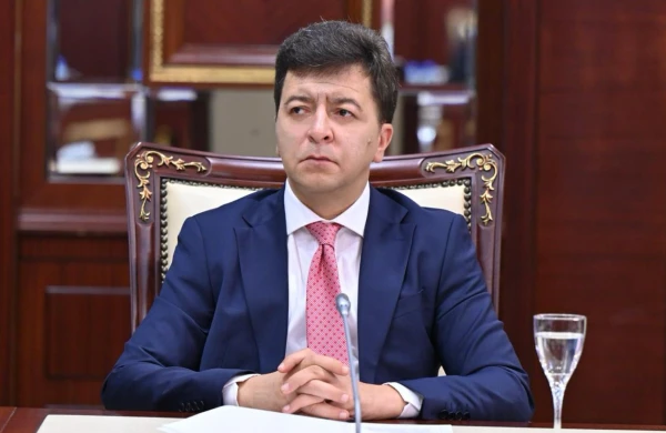 Sən kimsən ki, bizə başından-boyundan yekə məsləhətlər verirsən?!&nbsp;