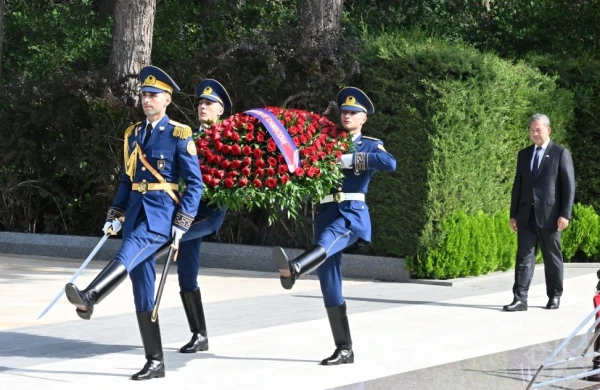 Kambocanın Baş naziri Ümummilli Lider Heydər Əliyevin məzarını ziyarət edib 