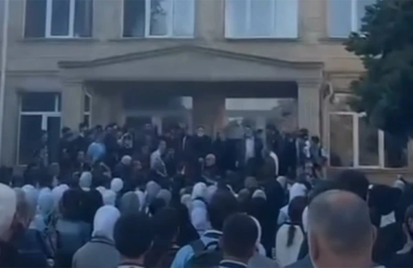 Nardaranda məktəb qarşısında təxribat: Təhsil yox, İran təbliğatı - VİDEO&nbsp;&nbsp;