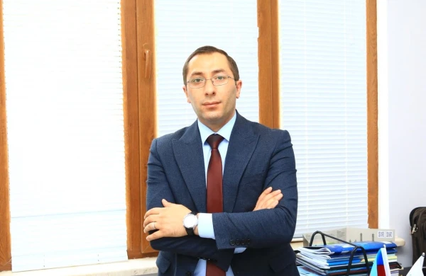 Ekspert: Vahid geyim forması ilə bağlı qərara əməl etmək sağlam təhsil mühitinin formalaşması üçün zəruridir