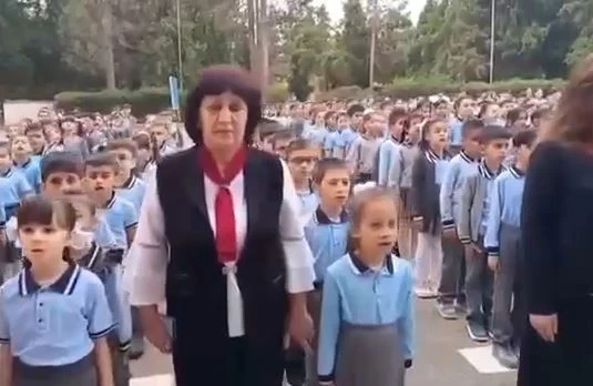 Məktəblilərin bu videosu hər kəsi QÜRURLANDIRDI