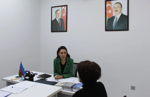 Ombudsman Səbinə Əliyeva vətəndaşları dinləyib