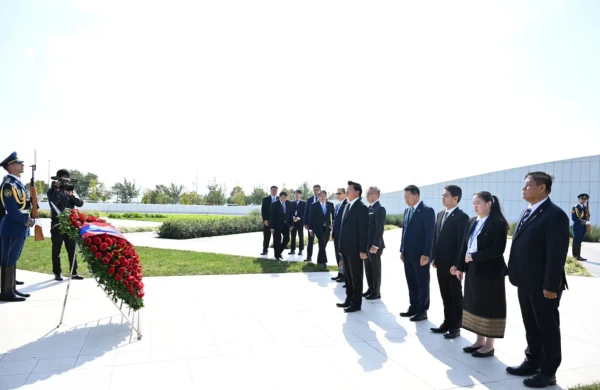Laos Prezidenti Zəfər parkını ziyarət edib 