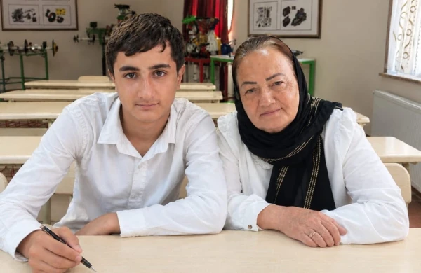 63 yaşlı nənə 16 yaşlı nəvəsi ilə eyni məktəbdə oxuyur
