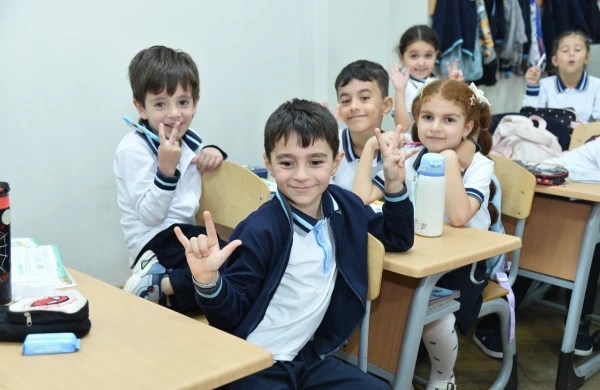“Dini etiqadın öz məkanı var, məktəbin isə öz qaydaları!” – Məktəbli forması ilə bağlı MESAJ  