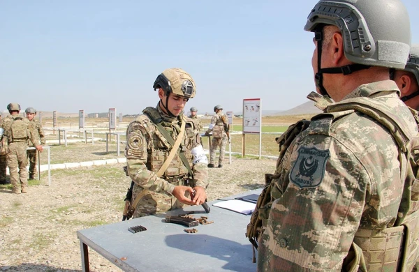 XTQ hərbi hissəsində vəzifəlilərin təlim toplanışı davam edir 