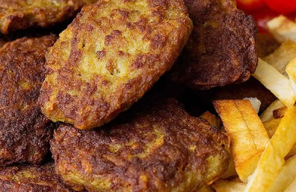 Kotletin içərisinə çörək əvəzinə bu iki ərzağı əlavə edin – Daha yumşaq və şirəli olur