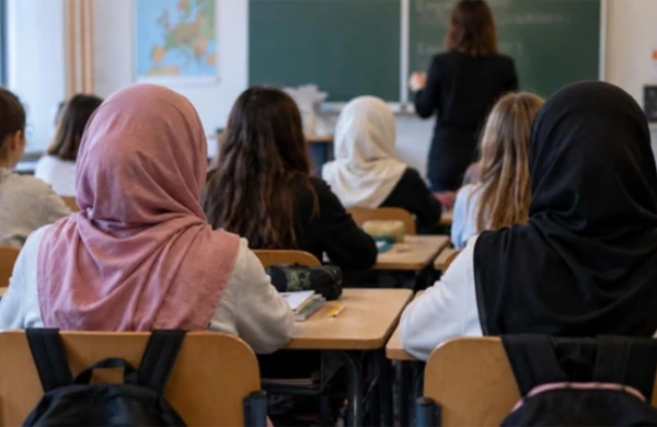 Türkiyə məktəblərində başörtüsü qadağası var...&nbsp;