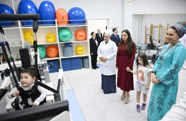 Leyla Əliyeva Arkadağ şəhərində Uşaq Sağlamlığı və Reabilitasiya Mərkəzinin fəaliyyəti ilə tanış olub