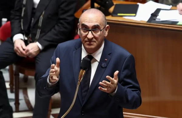 Makron onun istefasını qəbul etmədi