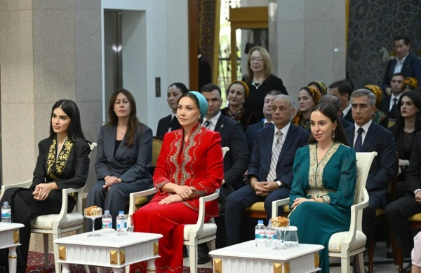 Leyla Əliyeva Aşqabadda Milli Türkmən Xalçası Muzeyində olub 