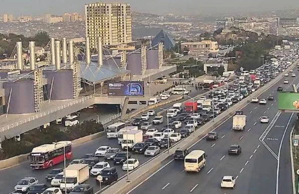Bakının bir sıra yollarında nəqliyyatın sıxlığı yaranıb