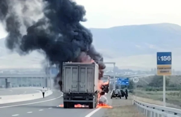 Qazaxda TIR yandı