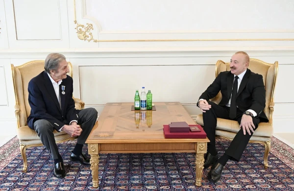 İlham Əliyev Fərhad Xəlilova "İstiqlal" ordenini təqdim edib 
