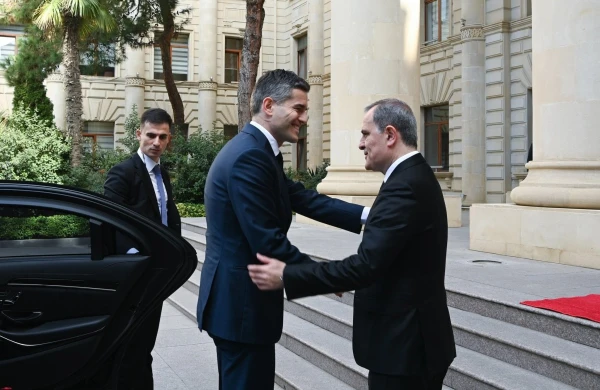 Ceyhun Bayramovun Niderland xarici işlər naziri ilə təkbətək görüşü başlayıb