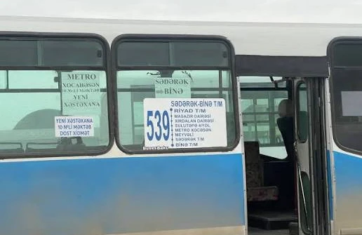 Avtobus sürücüsü siqaret çəkdi,narazılıq yarandı -FOTO