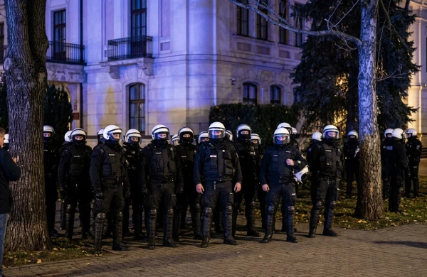 Baş nazir polis alayını məhkəməyə yeritdi, Prezident təcili geri qayıtdı - Video&nbsp;