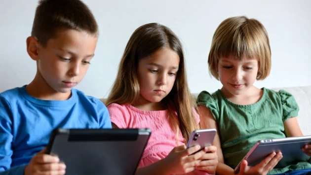 Uşaqların sosial şəbəkələrdən istifadəsi qadağan edilir: Azərbaycan bu qərara hazırdır?    —   ARAŞDIRMA