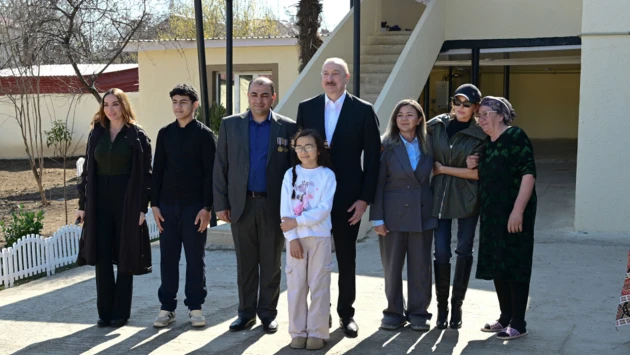 Prezident ailəsi ilə onlara qonaq getdi - Fotolar 