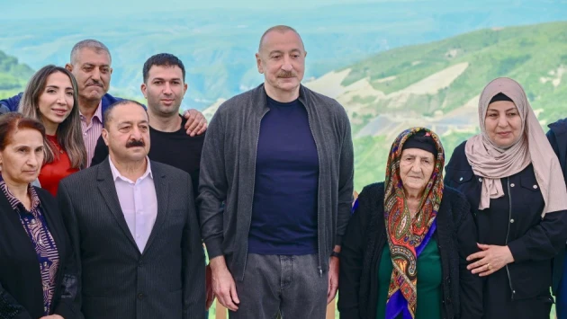 Prezident  bu kənddə sakinlərlə görüşdü  — FOTOLAR