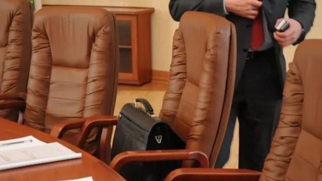 Nazirlikdə yüksək vəzifəli şəxs işdən ÇIXARILDI