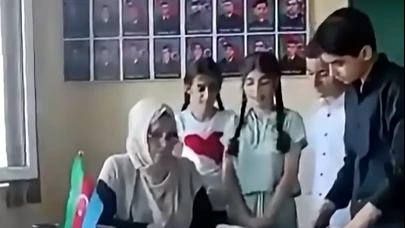 Hicablı müəllim dərs zamanı şagirdlərə nə dinlətdirib?  —  VİDEO