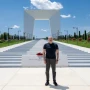 İlham Əliyev Xankəndidə Zəfər tağının önünə gül dəstələri düzüb 