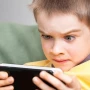 Yemək zamanı uşağa telefon verən valideynlərin DİQQƏTİNƏ