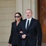 Azərbaycan Prezidenti və birinci xanım Daşkənddə Ümummilli Liderin barelyefi önünə gül dəstələri qoyublar