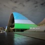 Heydər Əliyev Mərkəzinin binası Özbəkistan bayrağının rəngləri ilə işıqlandırılıb