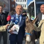 Eşşəklə kitab payladı