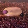 Müğənni Bakıda butulkanın içində konsert verdi - Video 